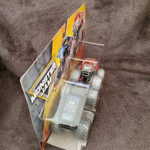 Monster Jam Trucks: Son-Uva Digger Vs. ThunderRoarus 1:64 Scale Series 32 - Picture 4 of 7